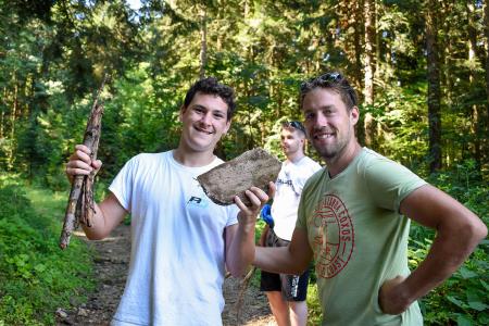 4_Marko Janko (desno) ob nabiranju vej za večerni taborni ogenj v sklopu taborniške delavnice